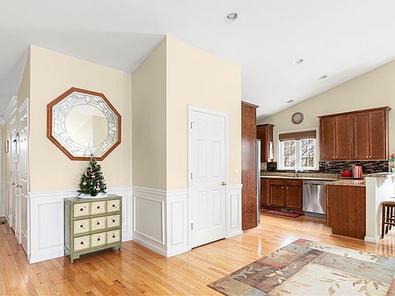 5th image of 14 W Glen Ln
