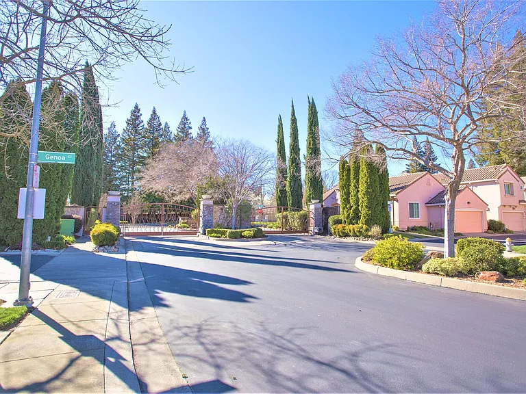 8 Constantine Ct — Photo 2