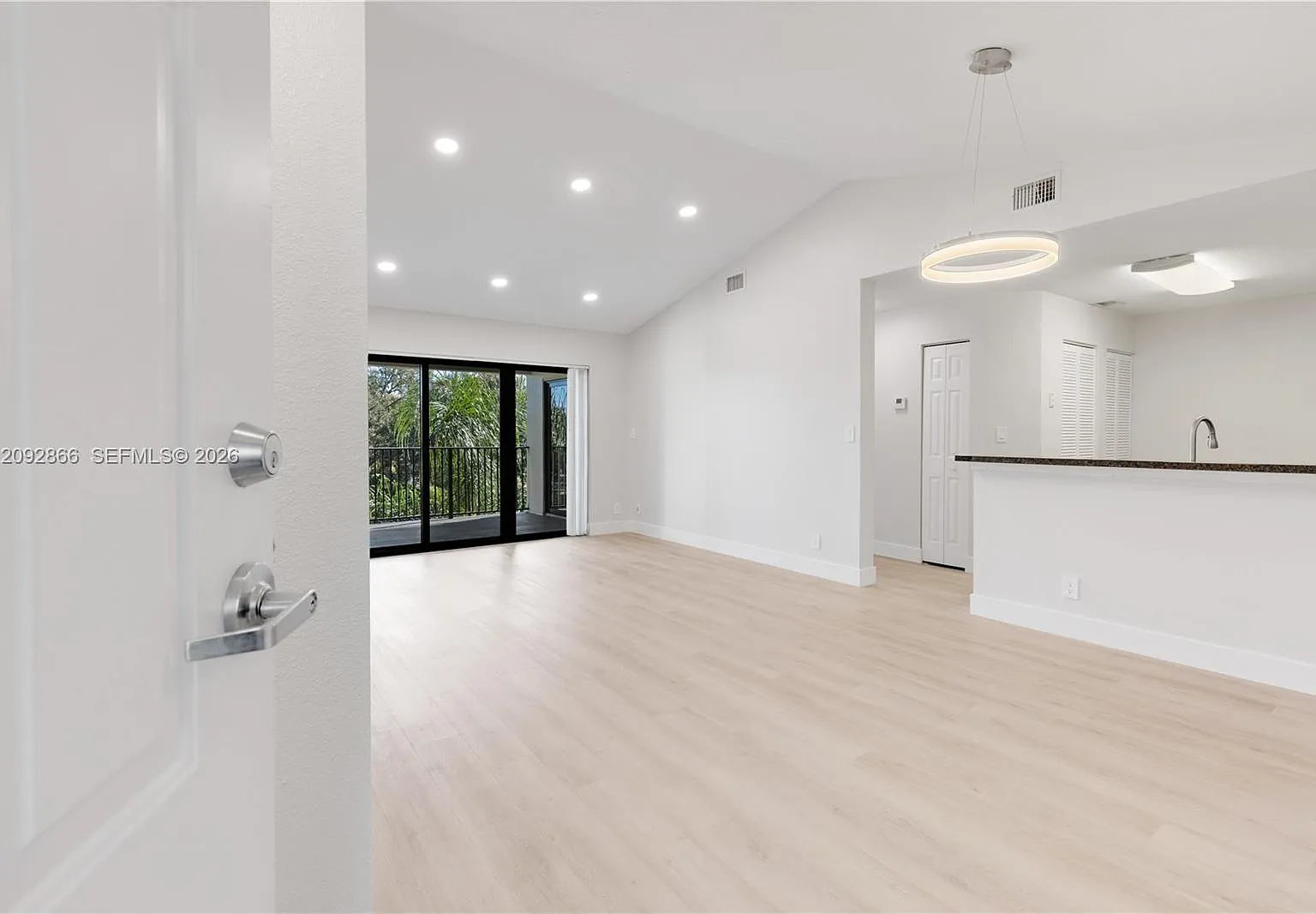 Grand Marquis Condo — Photo 1