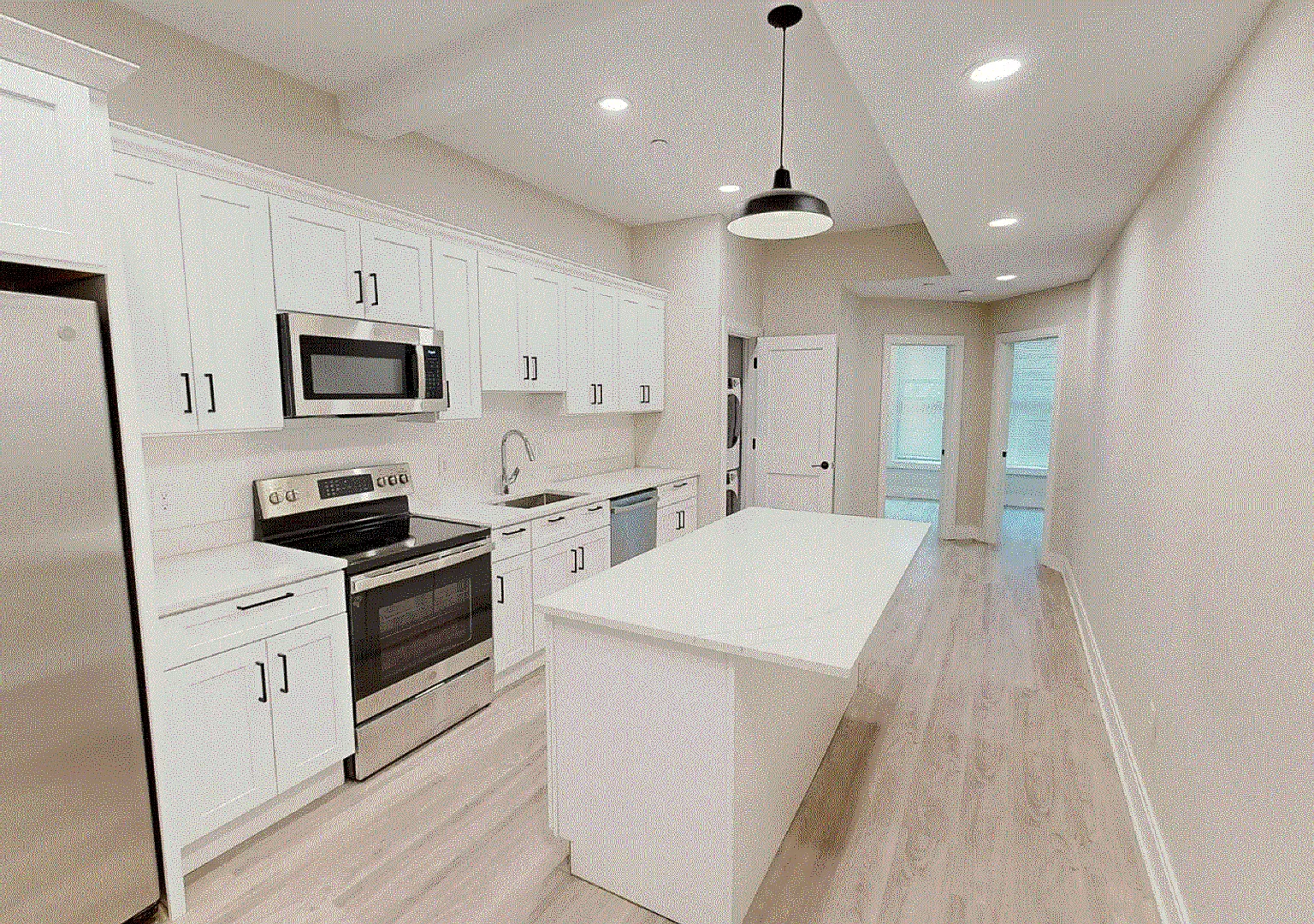 Charming 4 Bedroom-No Broker Fee — Photo 3