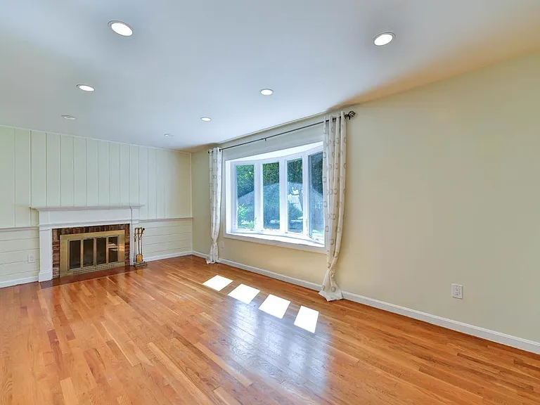8700 Sudbury Pl — Photo 3