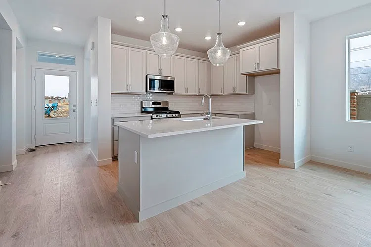 4 bed, 3.5 bath, 2823 sqft, $3,000 — Photo 3