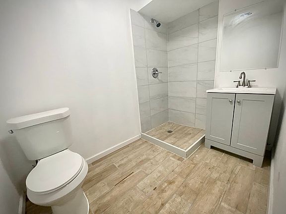4th image of 628 Greenfield Ave APT 1