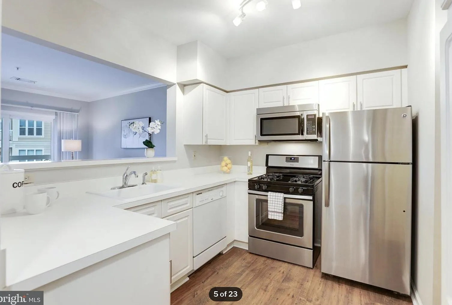 2 bed, 960 sqft, $2,390 — Photo 2