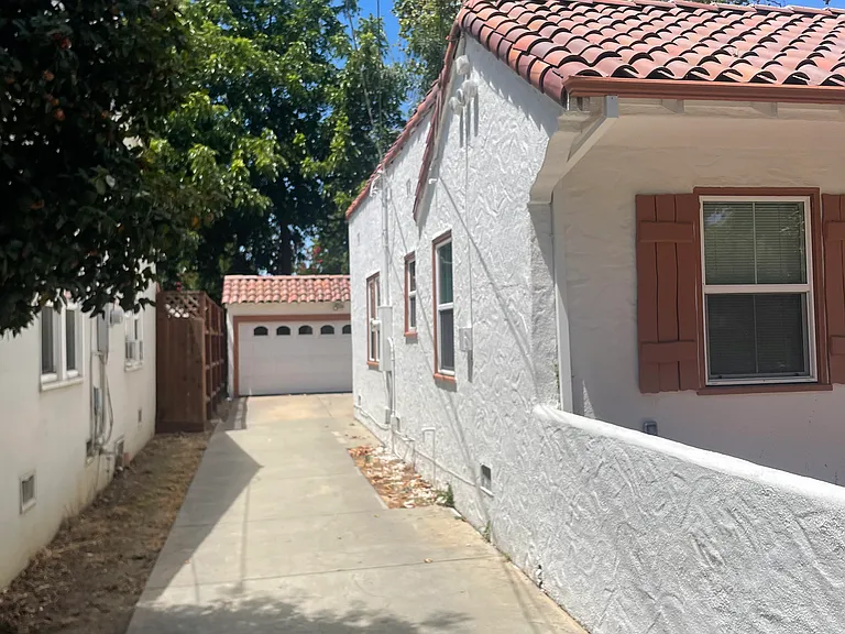 856 Olive St — Photo 2