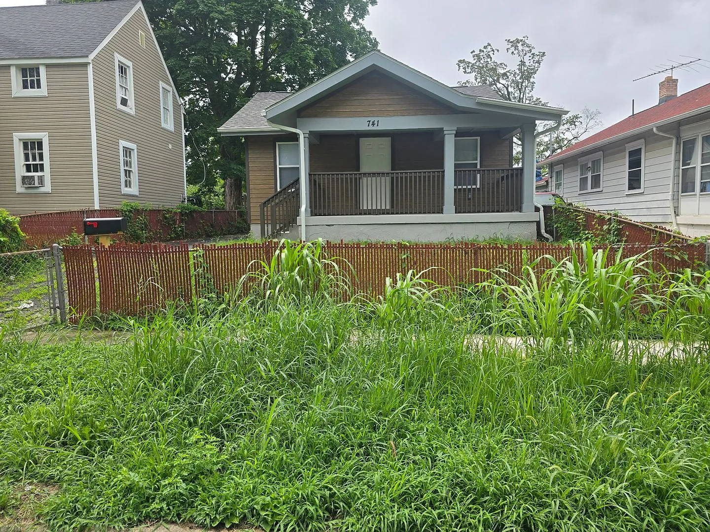 Beautifully Updated 2 bedroom 1 bathroom 776 sq ft home — Photo 1