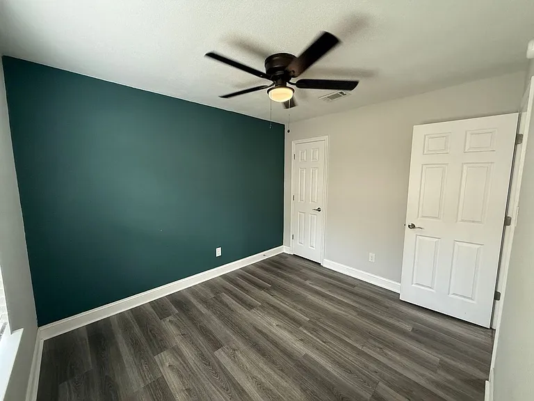 1046 Simpson St — Photo 12