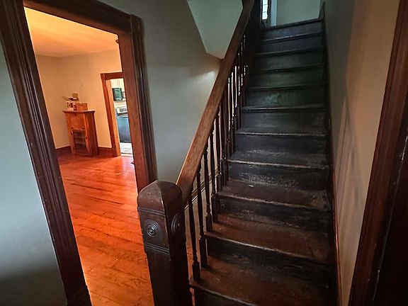 4th image of 639 Cherry St