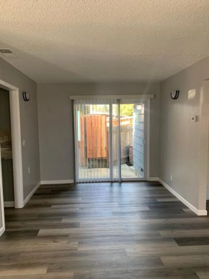 All New Inside Beauiful 2 Bedroom 1 Bathroom, Large Yard — Photo 4