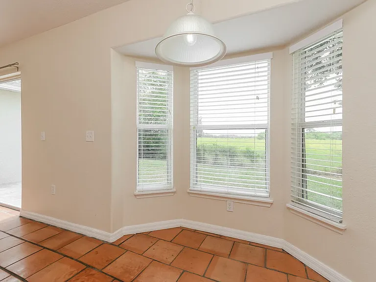 1001 Gary Dr — Photo 7