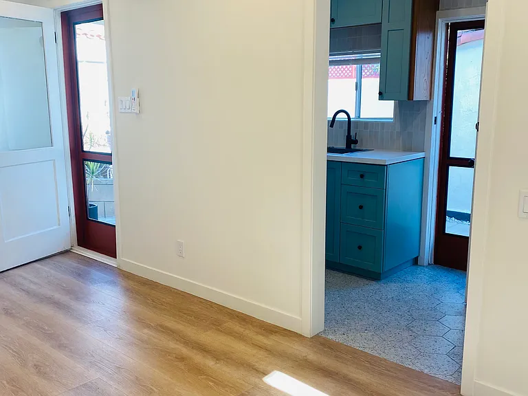 3937 Walgrove Ave #B — Photo 8