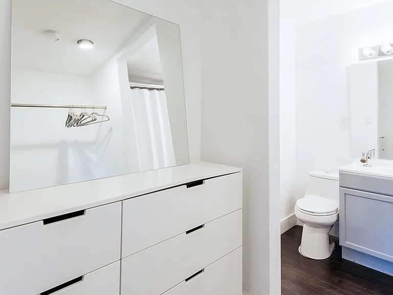1321 W 36th Pl — Photo 11
