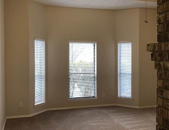 3rd image of 924 Simon Dr