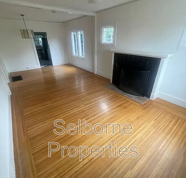 1424 E 20th St — Photo 14