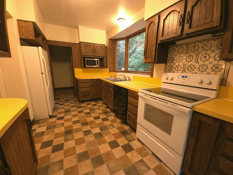 740 University Ave — Photo 7