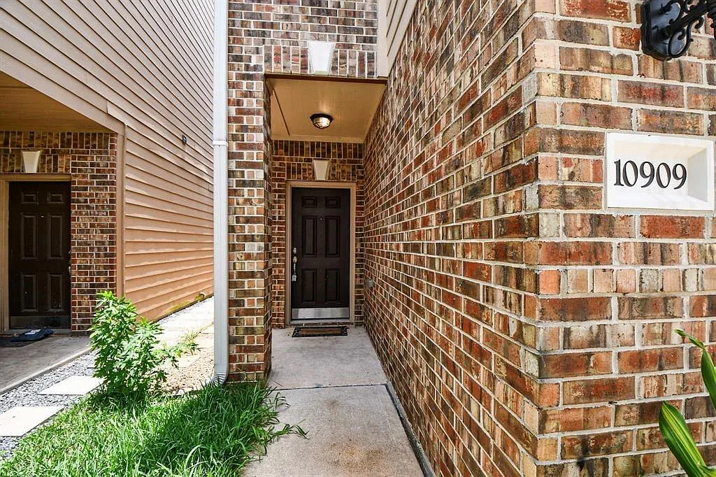 4 bed, 2.5 bath, 2031 sqft, $2,250 — Photo 2