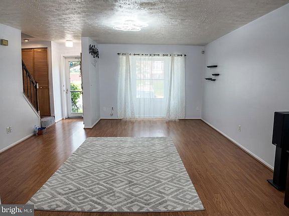 3rd image of 25 Perryoak Pl