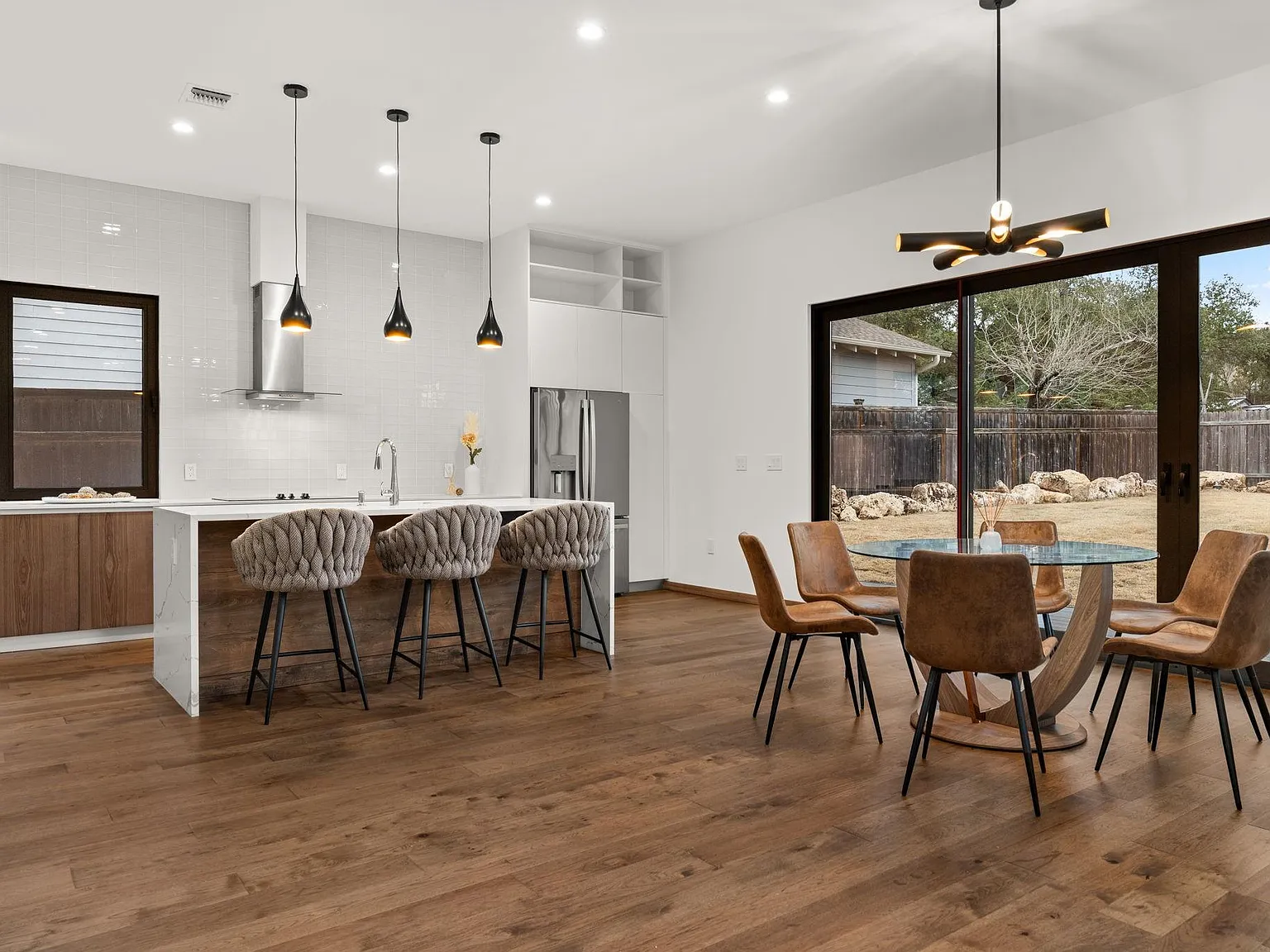 3 bed, 2.5 bath, 2482 sqft, $4,500 — Photo 3