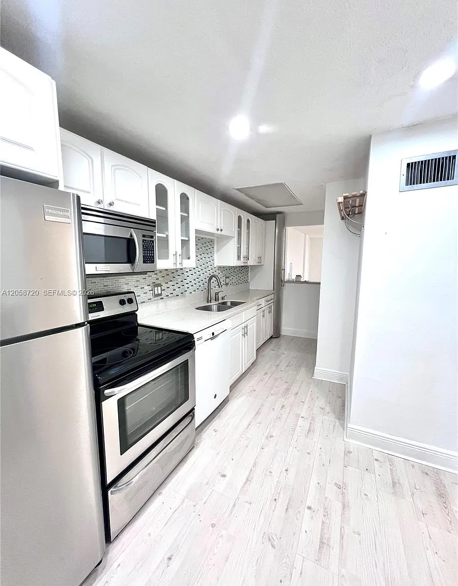 White House Condo — Photo 1