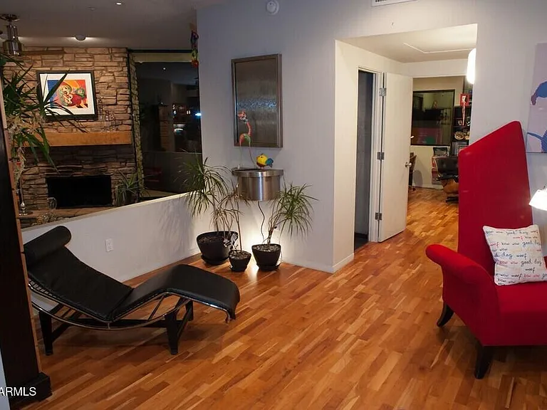2201 E Euclid Ave — Photo 12