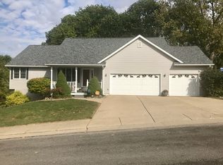 7 Fox Hill Dr, Carlinville, IL 62626