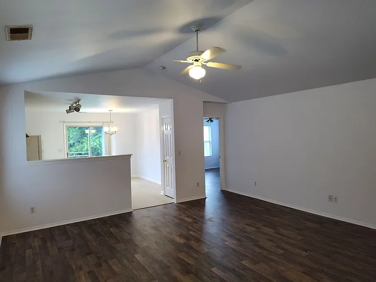 2502 Buckleigh Dr — Photo 2