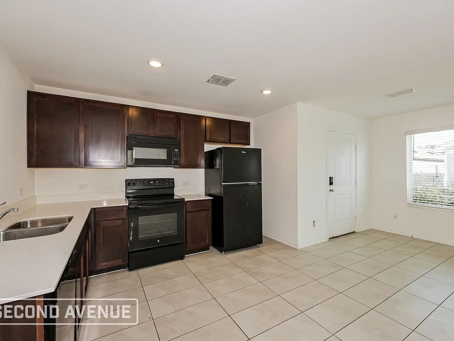 3 bed, 2.0 bath, 1028 sqft, $2,299 — Photo 4