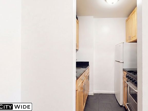 4th image of 219 E 88th St APT 4D