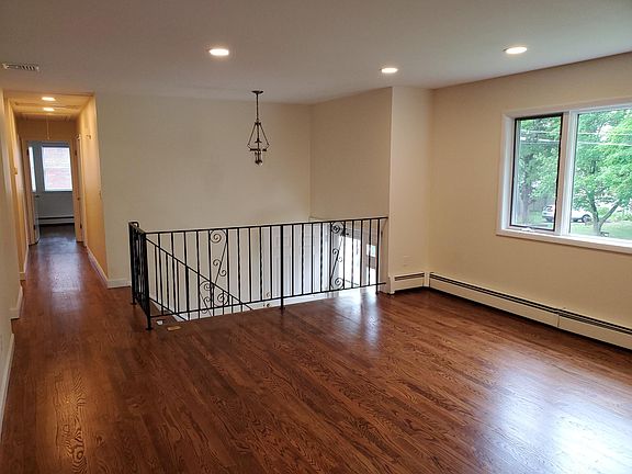 3rd image of 2114 Laurel Ct