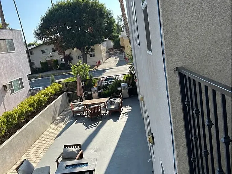 Sherman Oaks Place — Photo 14