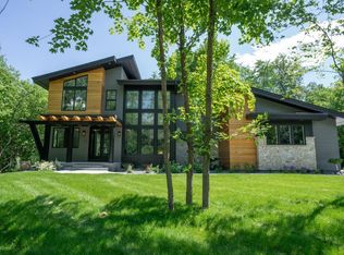 1050 Peninsula Point Rd, Shakopee, MN 55379
