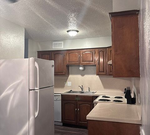 5th image of 4018 Holly Rd APT 9