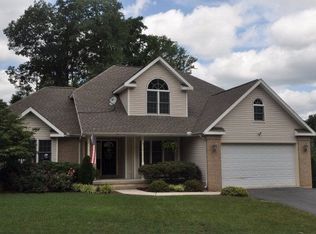 216 Norwegian Woods Dr, Pottsville, PA 17901