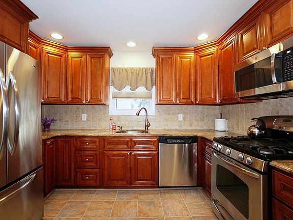 3rd image of 40 Vineland Ave