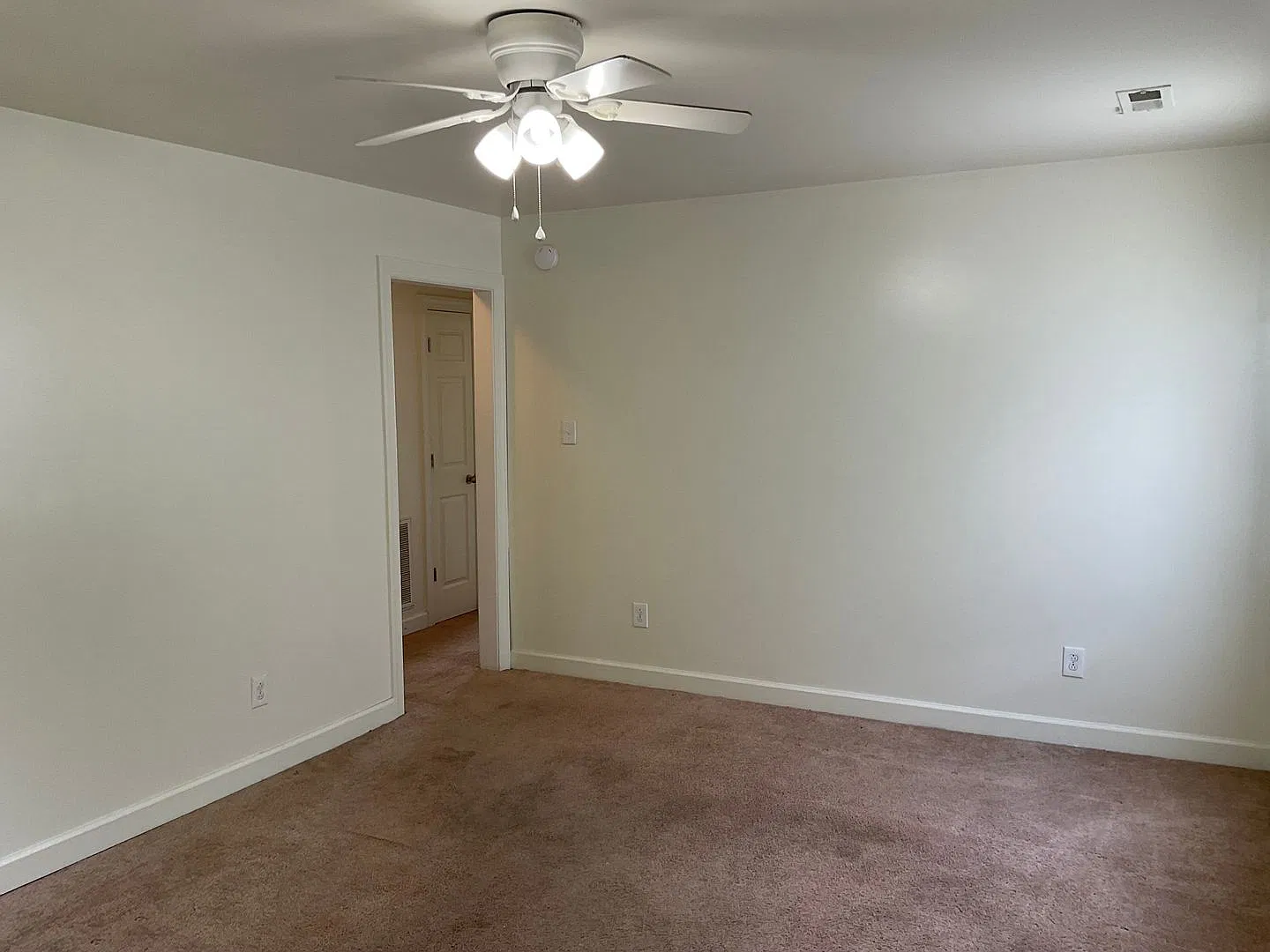 Delightful two bedroom one bath home in downtown Jacksonville. Just minutes to area bases, beache... — Photo 4