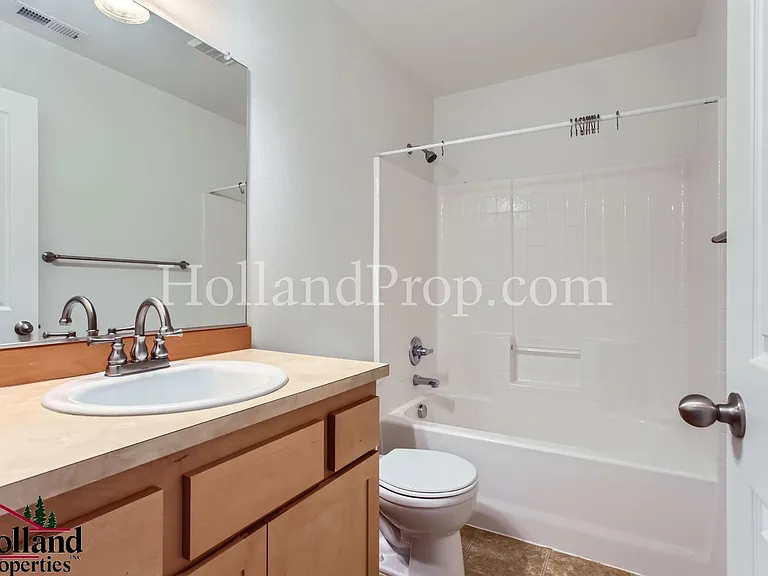 2287 NE Sheffield Ave — Photo 21