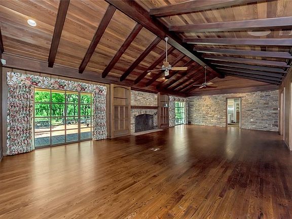 Want to see what this already GREAT room would look like in more "costal" decor?  Click next picture and wait for it!!!