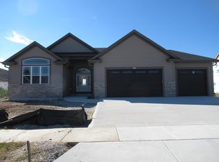 1552 Switchgrass St, Oconomowoc, WI 53066