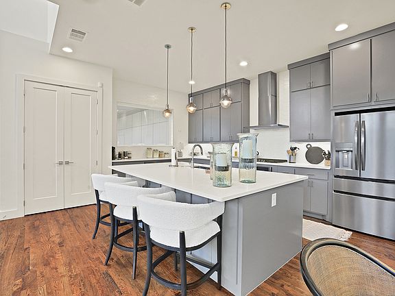 5th image of 2728 Merrimac St