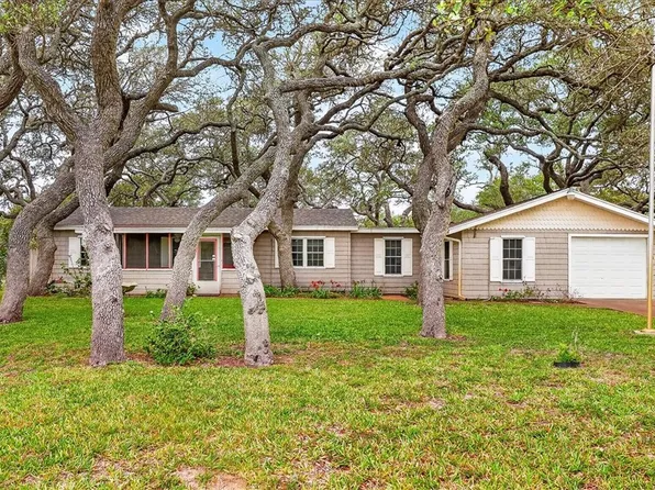 1521 S Mathis St, Rockport, TX 78382