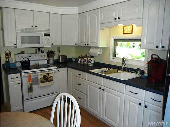 5th image of 296 Ellen Dr