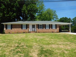121 Robinhood Dr, Gaffney, SC 29340