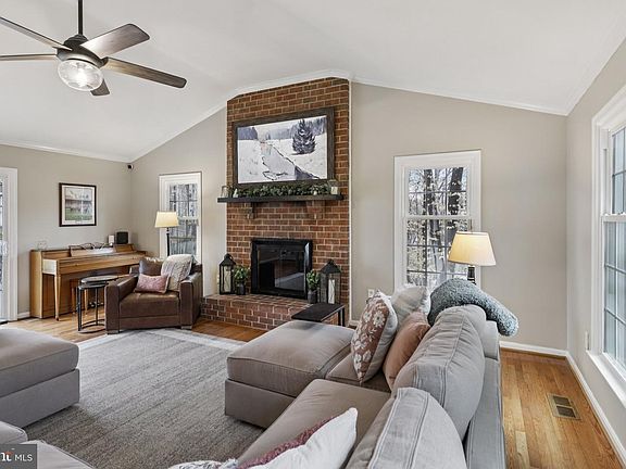 5th image of 3024 Jenny Ln
