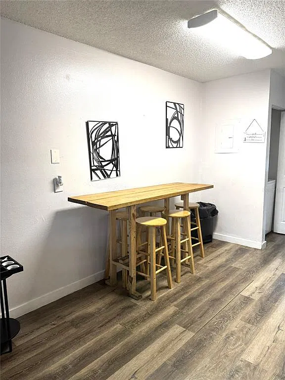 2 bed, 1.0 bath, 731 sqft, $1,695 — Photo 3