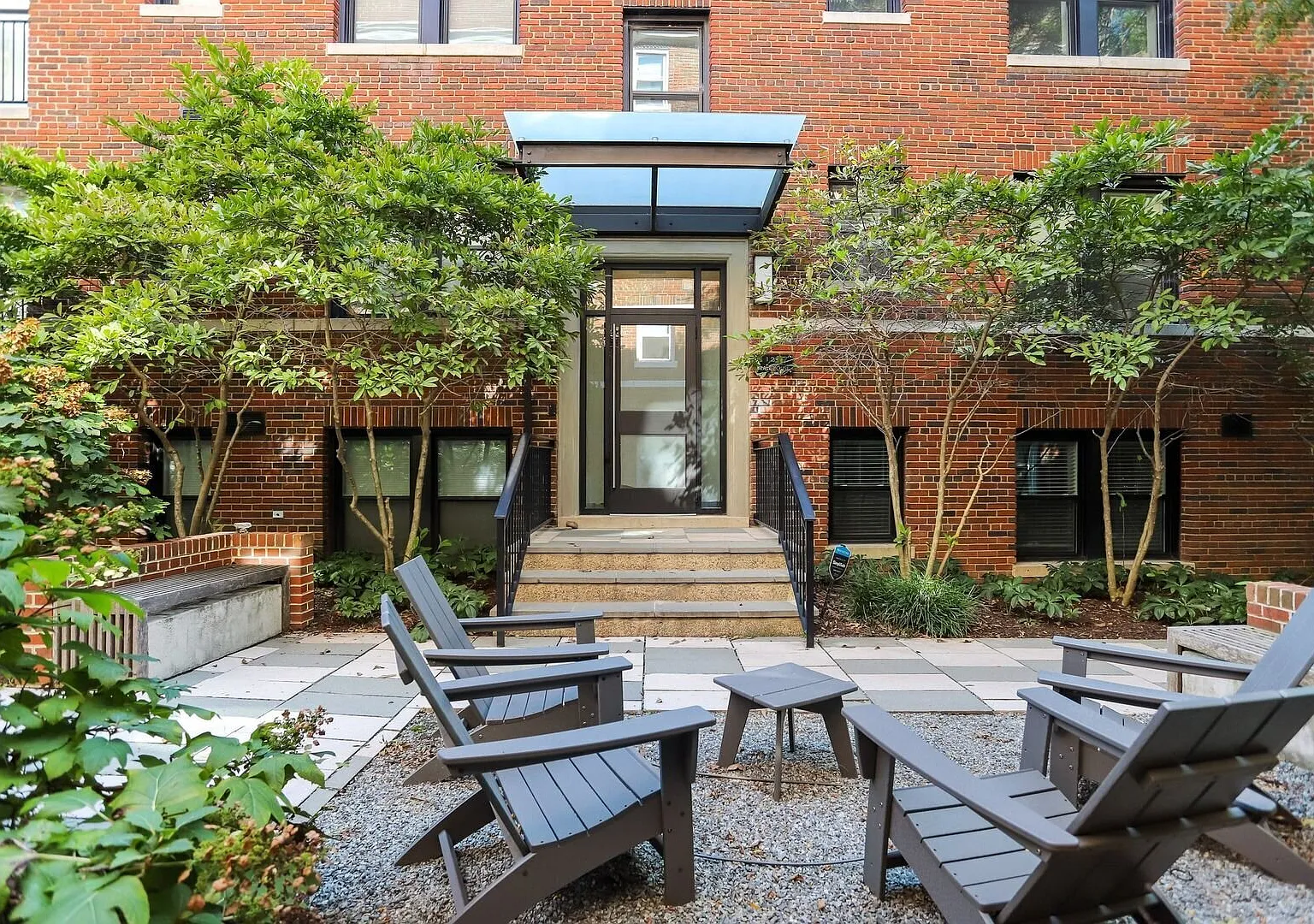 Charming 2BR Bloomingdale Condo with 2 Baths & Modern Kitchen — Photo 2