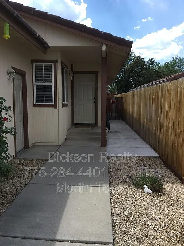 3 bed, 2.0 bath, 1190 sqft, $2,100 — Photo 2