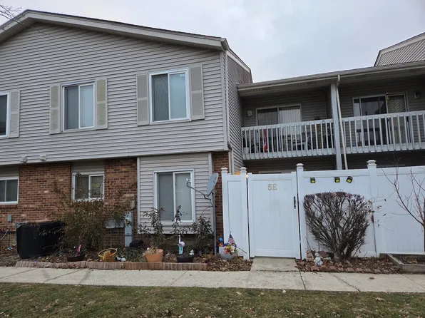 5 E Fernwood Dr, Bolingbrook, IL 60440