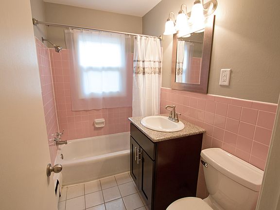 Parkside - Renovated 2 Bedroom - 12b
