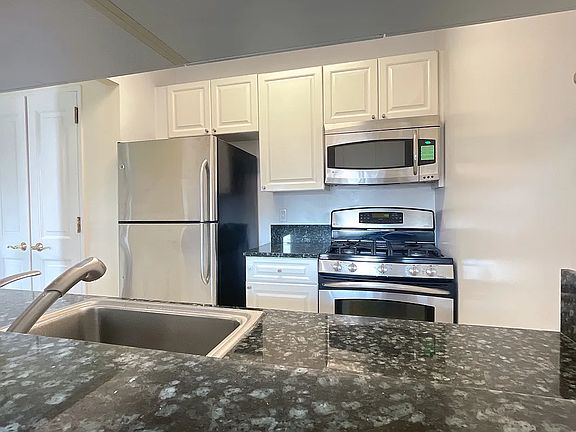 4th image of 400 E 90th St APT 15B