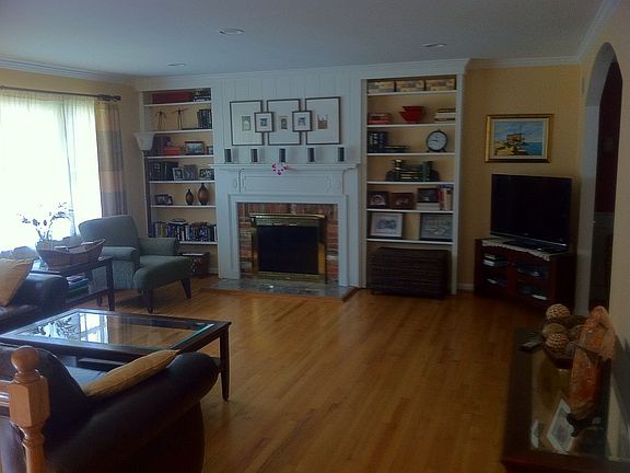 2nd image of 1905 Thomas Dr